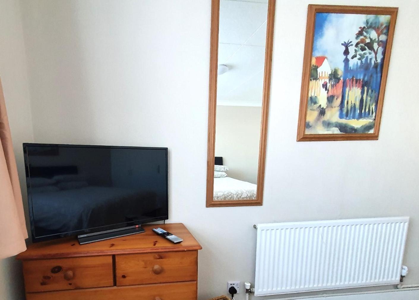 Wentworth Apartment With 2 Bedrooms, Superfast Wi-Fi And Parking Sittingbourne Exterior foto